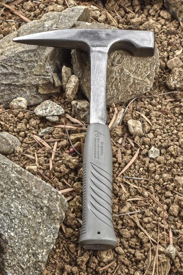 11" Rock Pick Hammer, Rubberized Handle, with Plastic Tip Cover, Overall weight : 32oz, Head Weight : 20oz